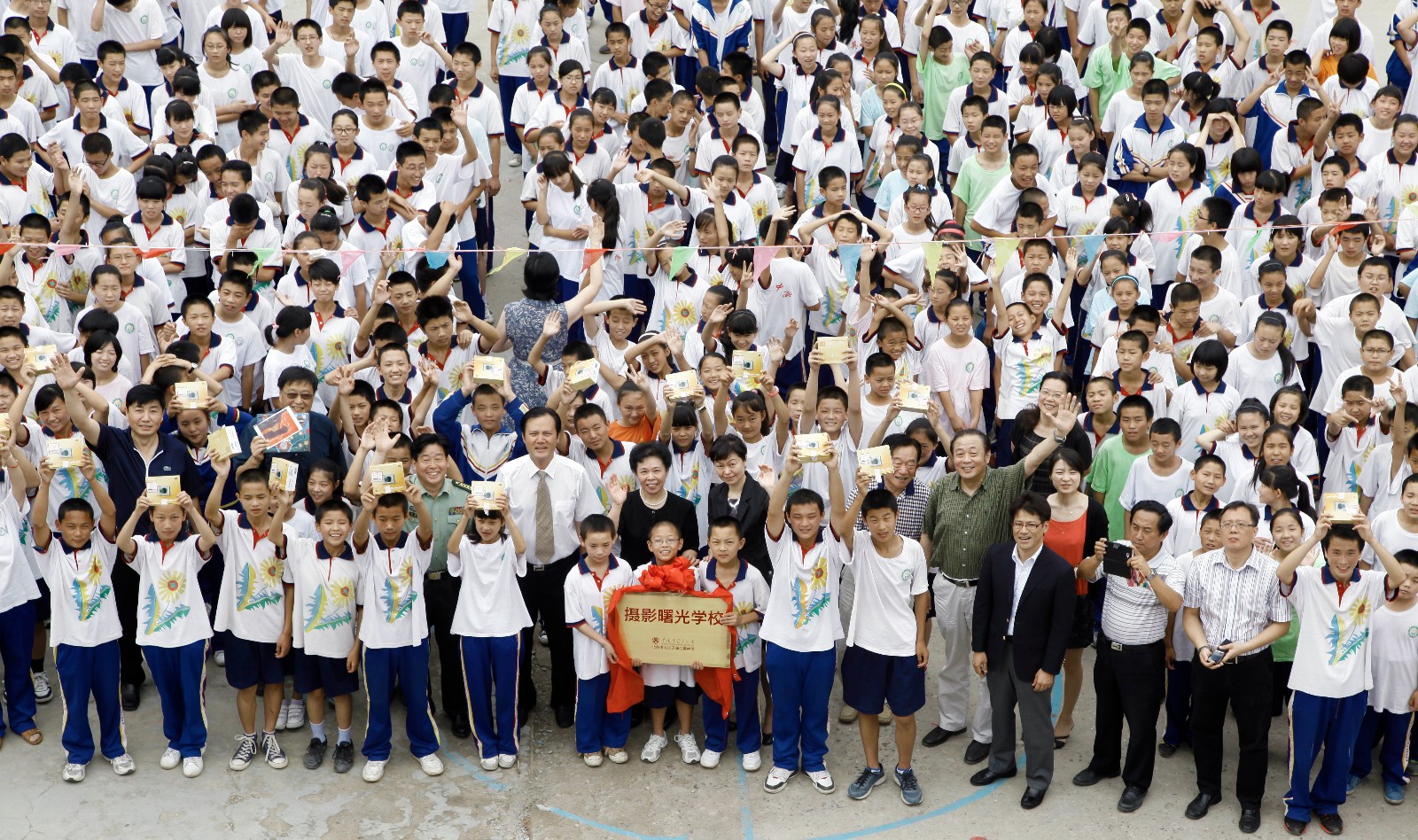 2012年7月13日，北京市第一所專門為進(jìn)城務(wù)工人員子女創(chuàng)辦的非盈利性中學(xué)——北京蒲公英中學(xué)的校園里掛上了“攝影曙光學(xué)?！便~牌。四年來(lái)創(chuàng)建攝影曙光學(xué)校達(dá)37所。.jpg