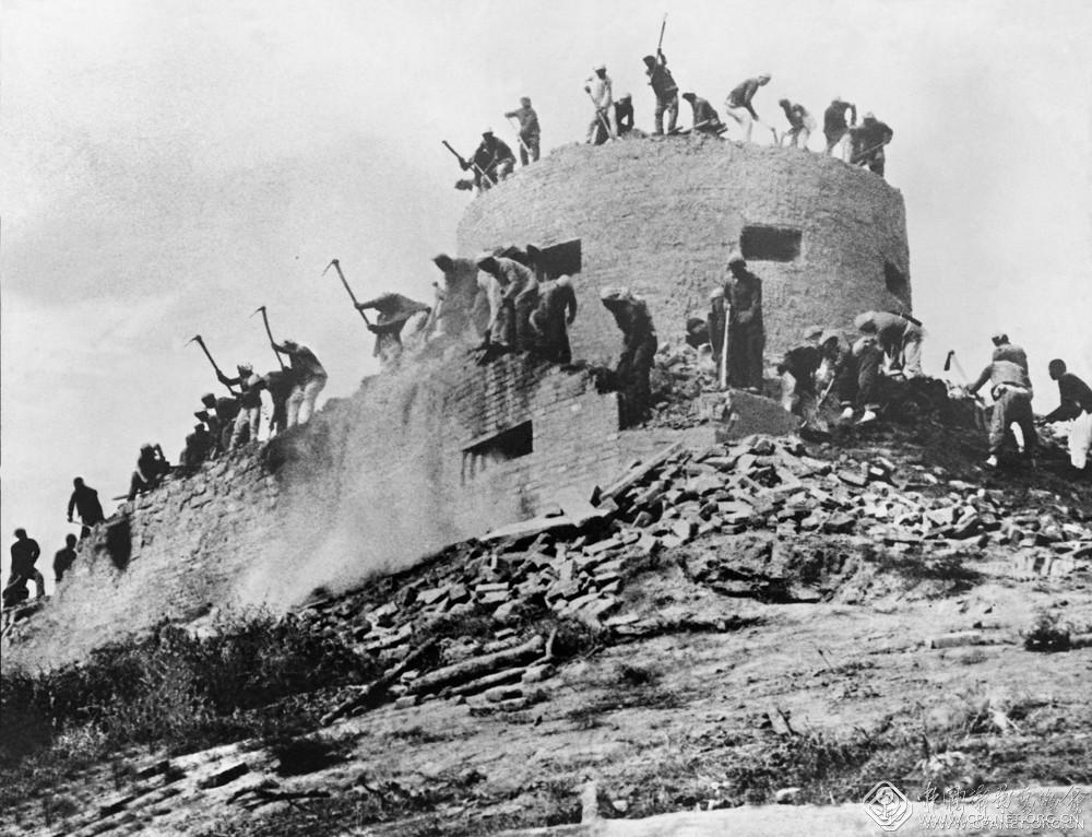 攻克敌人碉堡1940.jpg
