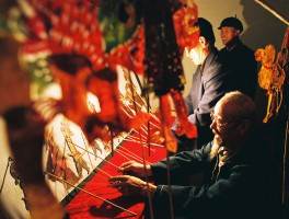 皮影子戏在黄土高坡上表演=2006陇东=竺灵