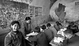 窑洞学校里的智障儿童=1995陇东=竺=灵