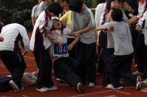 八百米跑终点  女生倒下一片——10月16日,嘉兴一中实验学校举行年度校运会。在女子800米耐力跑比赛中,不少女生跑到终点时因体力不支而倒下。