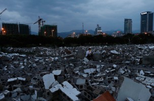 拆迁工地——2014年6月10日,浙江丽水一处拆迁工地上,附近酒店一名厨师在忘情玩手机。