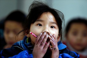 冻疮女孩——2013年1月8日,中国浙江桐乡东方小学,7岁的农民工子女万丽珠正用这个冬天最常用的姿势上课,眼睛盯着讲台上的老师,两只冻疮手则始终拢在嘴边,“因为嘴里会有热气呼出来,手会稍微暖和一点。”