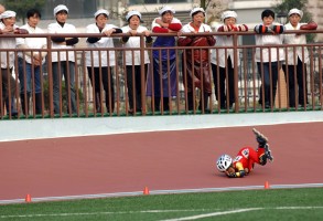 轮滑选手摔倒  厨师大妈心疼——11月14日,“南湖新区”杯浙江省第四届轮滑锦标赛在嘉兴实验小学举行。在高速、激烈的比赛中,一名小选手摔倒,让观看比赛的厨师大妈心疼不已。