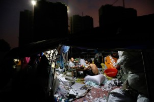 夏夜晚餐——盛夏晚餐
2014年7月9日,酷热难耐,浙江杭州市郊一处工地上,来自安徽的工人江师傅与家人在简易棚里用餐。