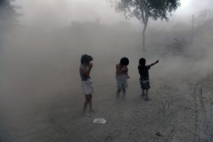 沙尘来袭——2012年6月19日,中国新疆阿克苏突遭沙尘暴袭击,三名孩童被漫天的风沙吹得寸步难行。