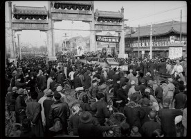 平入城式,解放军宣传队的军车经过西四牌楼1949年2月3日