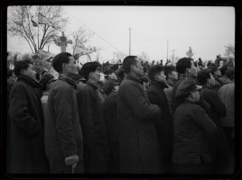 北平各界庆祝和平解放,群众在天安门前听叶剑英讲话。1938年。