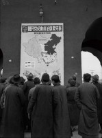 北平市民在东长安街三座门看解放战争形势图1949年1月,北京。