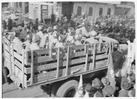 1949年1月,解放军部队进入北平城。In January, 1949, the PLA drove into Beiping city