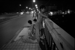 2002年露宿桥头的青年民工