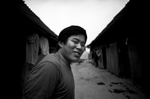 2003年工棚前的民工肖像