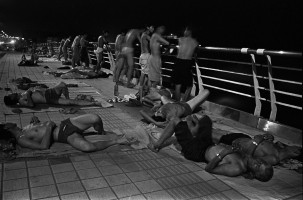 2003年露宿桥头的民工