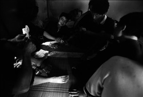 2007年玩纸牌的民工