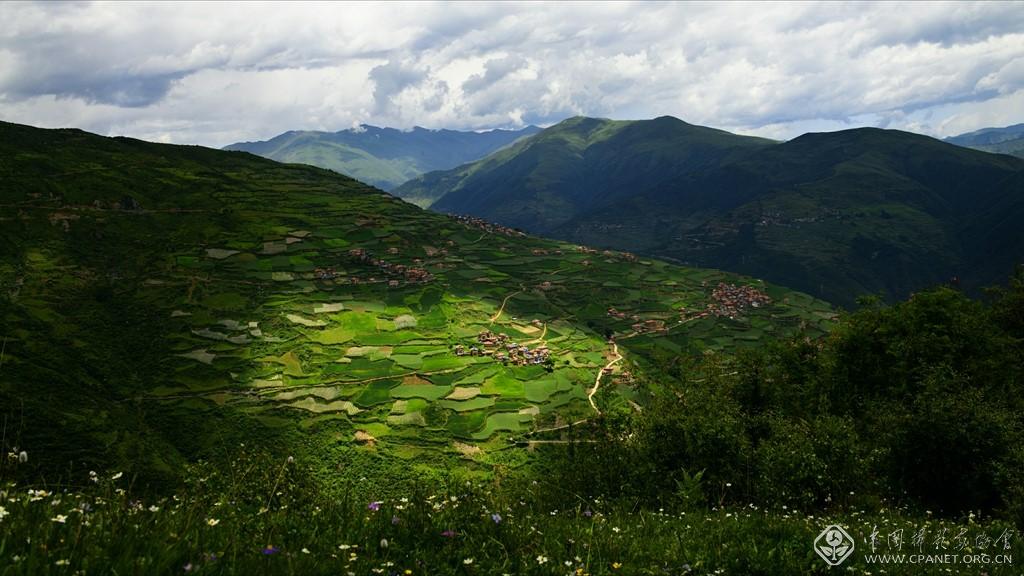 06：千山黑水，青山綠水（攝影：唐華祥）.jpg