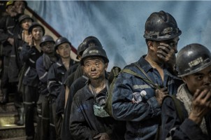 2012年 沈阳矿业集团工人们正在等待升井