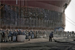 2010年 辽宁大连中远造船厂 工人上早班