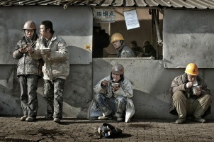 2010年 辽宁大连中远造船厂 农民工的午餐