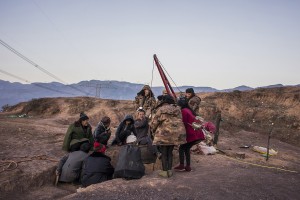 部分挖掘团队采用机械化作业,可以到达更深的地底挖掘,获得高品质的宝石的机会增加,同时危险系数也在增大。