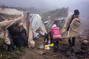 “一夜暴富”的思想引来外地的挖掘者,图为:外来务工人员在矿区搭建起简易的临时居所。