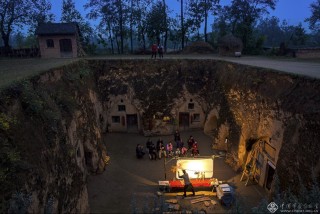 山东省-牛晓春-地坑院里皮影戏