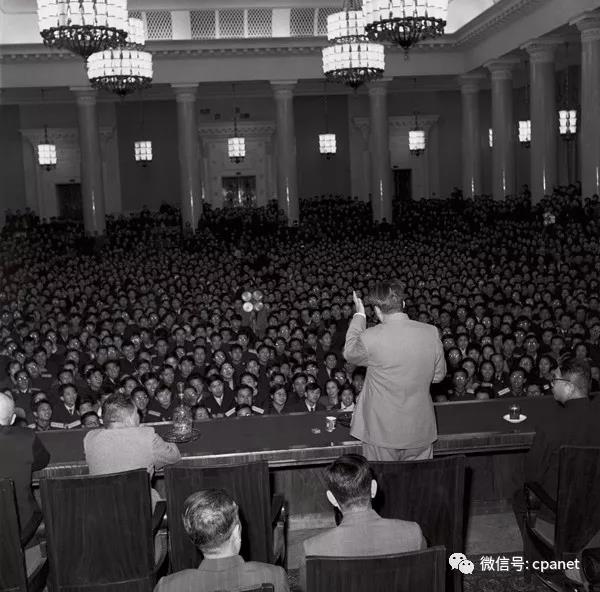 毛泽东在莫斯科大学给中国留学生讲话（1957年）  侯波 摄.jpg