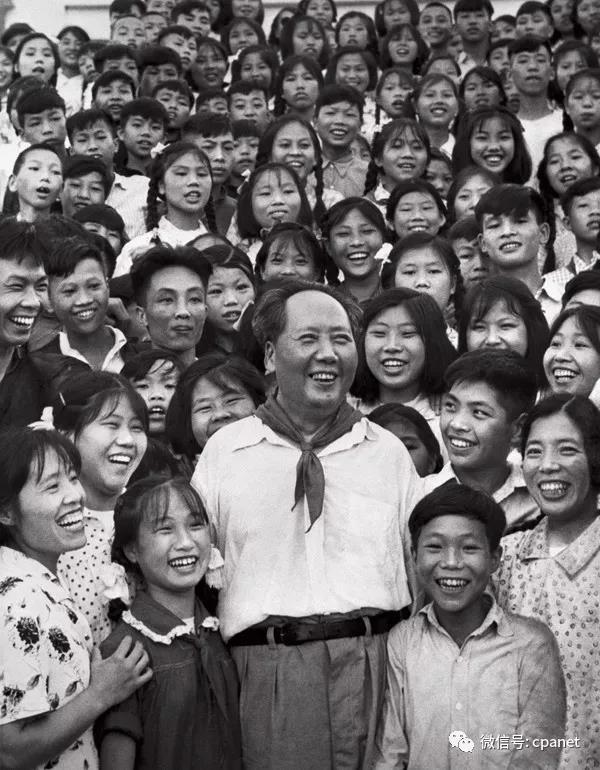 毛泽东和韶山中学的师生们（1959年）  侯波 摄.jpg