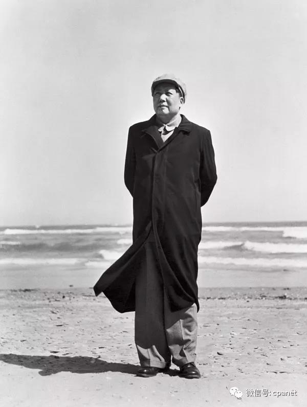 毛泽东在北戴河海滨（1954年）  侯波 摄.jpg