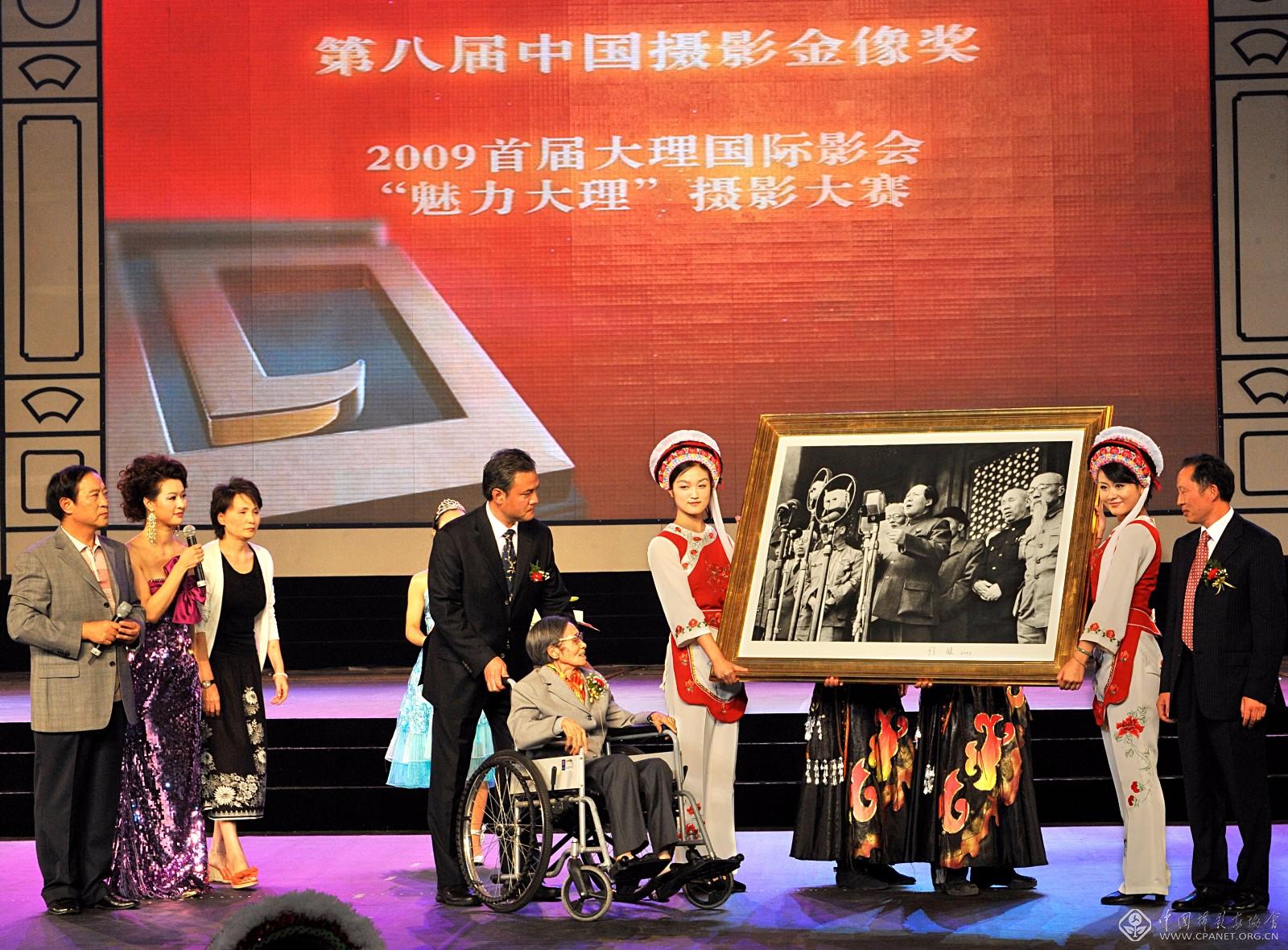 2009年8月到云南大理出席中国摄影金像奖颁奖典礼，向当地政府赠送签名代表作。_这是侯波人生最后一次远行。（ 许志强摄）.jpg