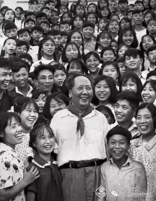 毛泽东和韶山中学的师生们。1959年.jpeg