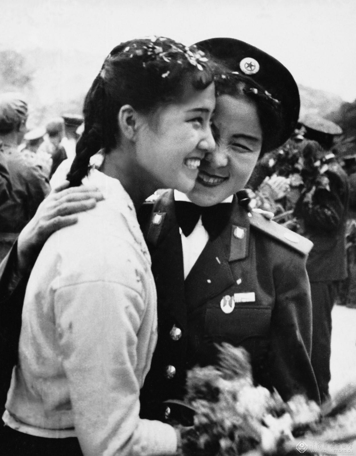 25-会亲人－朝鲜人民军协奏团在福建前线（1960）李开聪.jpg
