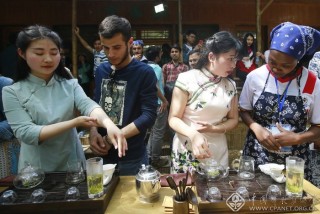 “一带一路”沿线国家留学生体验茶文化(组) 刘积舜