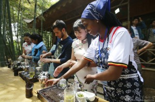 “一带一路”沿线国家留学生体验茶文化(组) 刘积舜