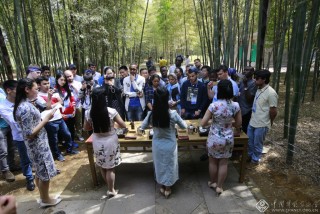 “一带一路”沿线国家留学生体验茶文化(组) 刘积舜