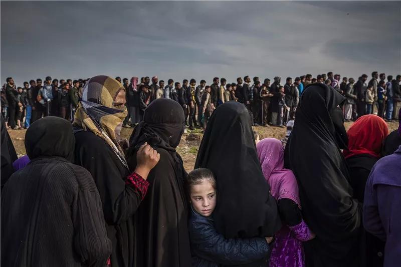 2017年3月15日，伊拉克摩苏尔，困在摩苏尔西部的平民排队领取援助物资。  艾弗·普里克特（Ivor Prickett 爱尔兰） 摄  一般新闻类组照之一 年度照片提名.jpg