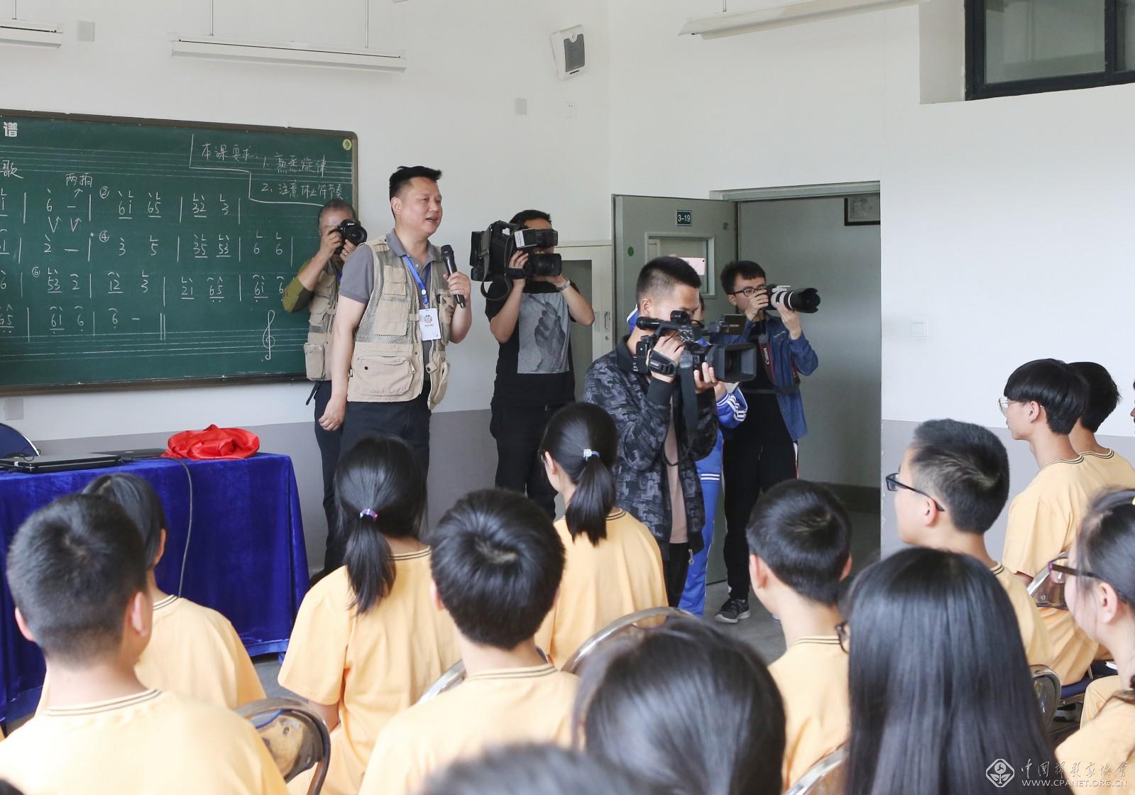 中国文联文艺志愿服务小分队对北川中学学生进行摄影培训.JPG