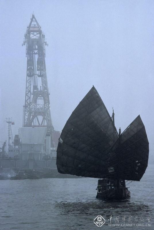 布鲁诺·巴贝  编号：3-01；图片说明：1980 上海 黄浦江上的帆船（在上海造船厂最大的起重机附近的） (复制).jpg