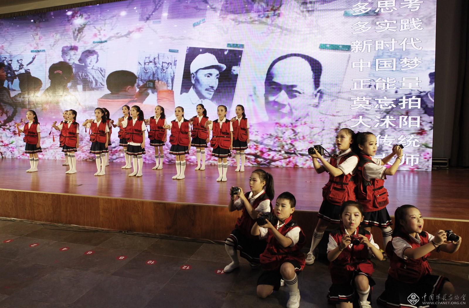 开幕式现场，沭阳县东兴小学小印咸摄影社团学生们表演《摄影三字经》许瀚文 摄影.jpg