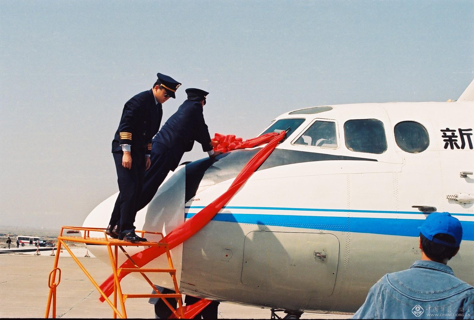 1996年4月21日AN－24飞机退役   任春山摄.jpg