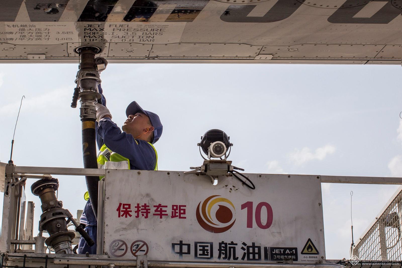 2018年中国航油加油员正在进行飞机加油作业冉菁婧摄.jpg