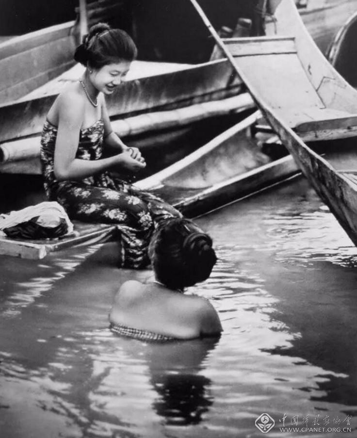 1957年，老挝湄公河畔，沐浴。陈复礼 摄.jpg