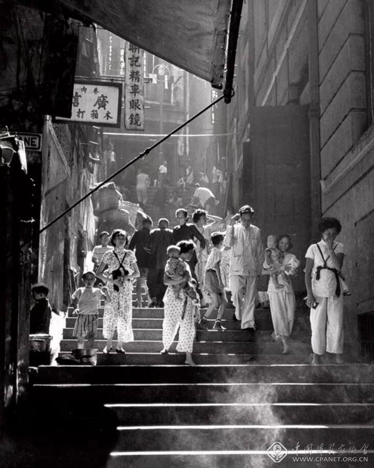 1960年代，相关石板街，行人。陈复礼 摄.jpg
