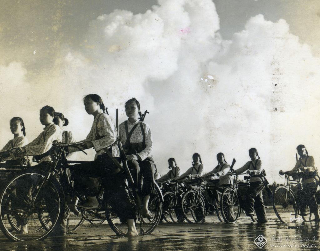 女民兵轻骑1975年拍于珠海海边.jpg