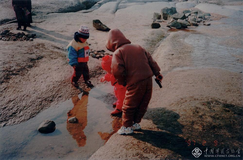 5拿著槍站在礁石上的魯博.Lubo, standing on the rocks with a gun 拷貝.jpg