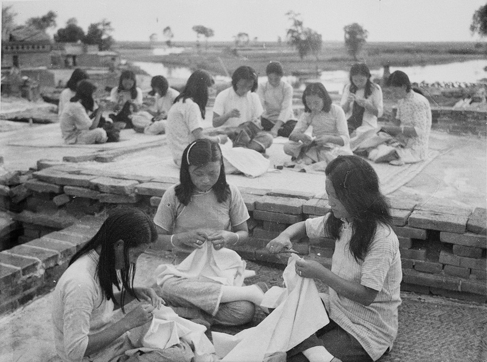 妇女缝军衣，冀中，1944 石少华.jpg