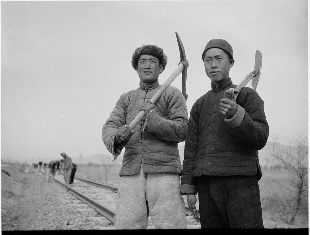 平绥铁路的修路模范工人，河北张家口，1945 石少华.jpg