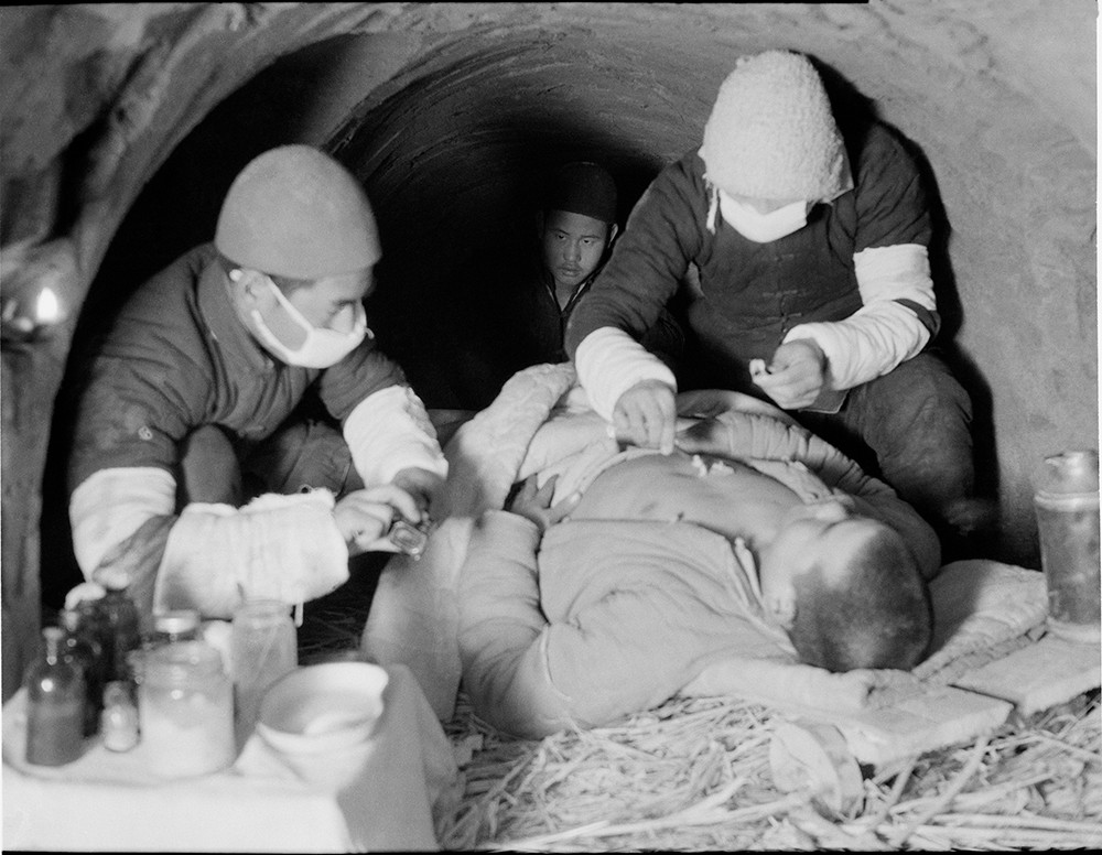 在地下卫生所给伤员换药，冀中，1943 石少华.jpg