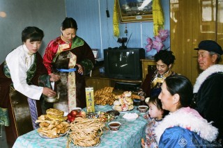 《藏历新年》改革开放后,牧民生活水平逐渐提高,牧民迎接藏历新年。-王精业摄