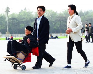 《陪老妈逛广场》-王新 摄