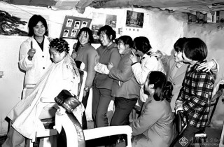 《山村“美容店”》-翟力民 摄